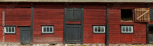 Altes schwedisches Bauernhaus mit roter Fassade. Retro Scandinavian countryside style. An old vintage wooden front on a red country house. photo
