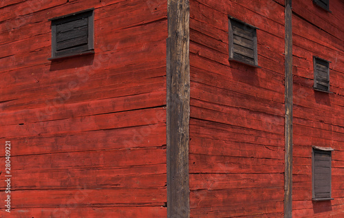 Old red wood on swedish farm house. Alte rote Scheune Fassade in Schweden.