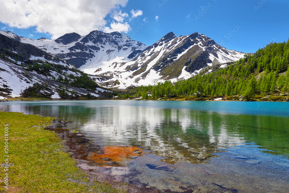 Φωτογραφία Glacial Arpy lake near Morgex, Aosta Valley in north Italy