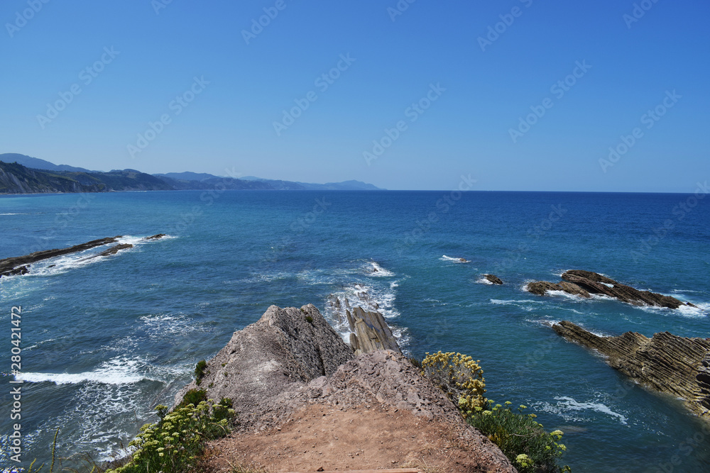 Rocas y piedras en un mar con olas. 