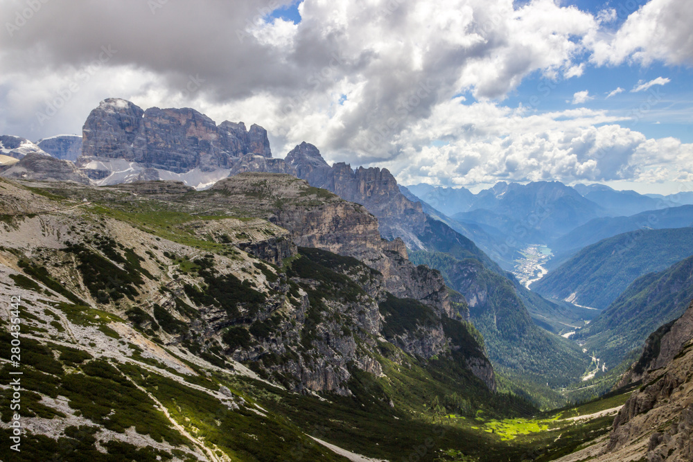 Obraz premium clouds over mountain trail in Dolomites
