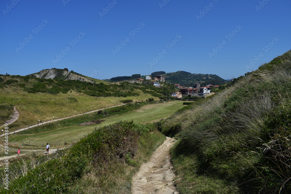 Fototapeta premium Paisajes costeros de montaña verdes en verano.