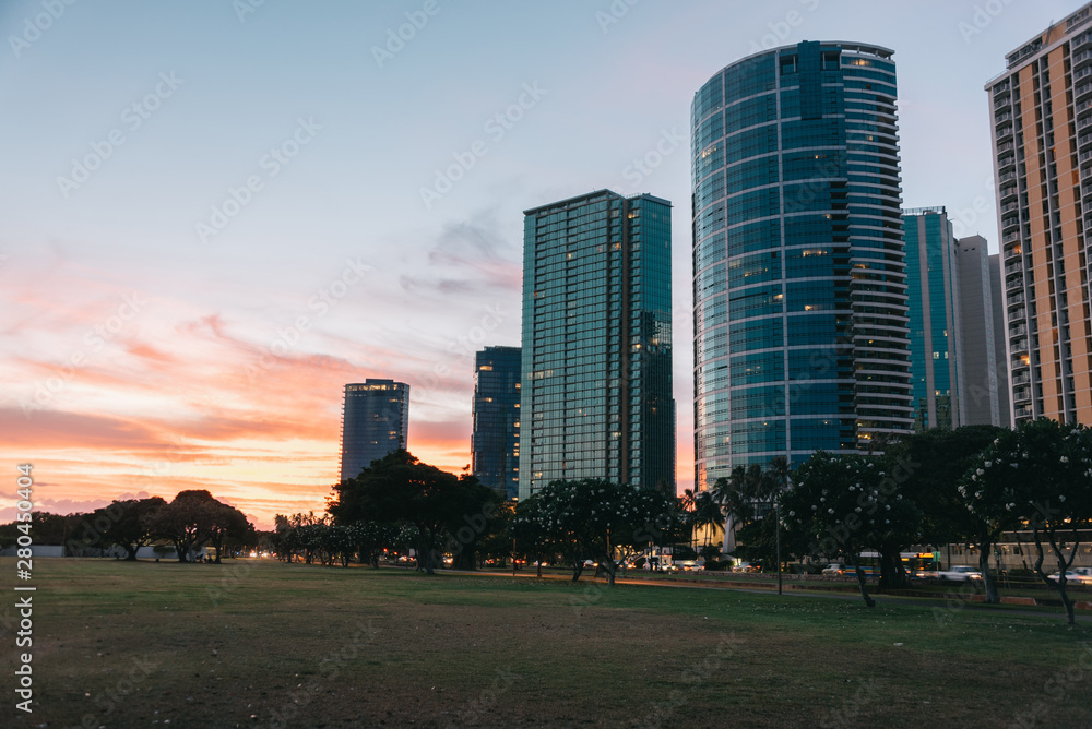 Fototapeta premium Honolulu Skyline during dramatic sunset