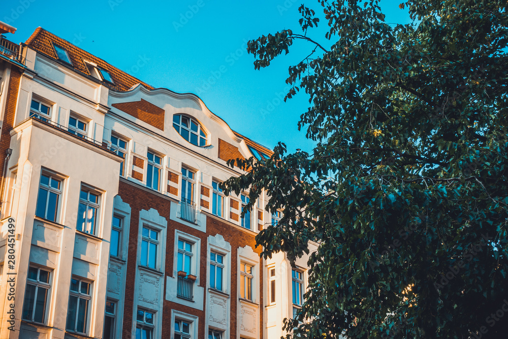 Fototapeta premium apartment house at berlin, prenzlauer berg in the summer