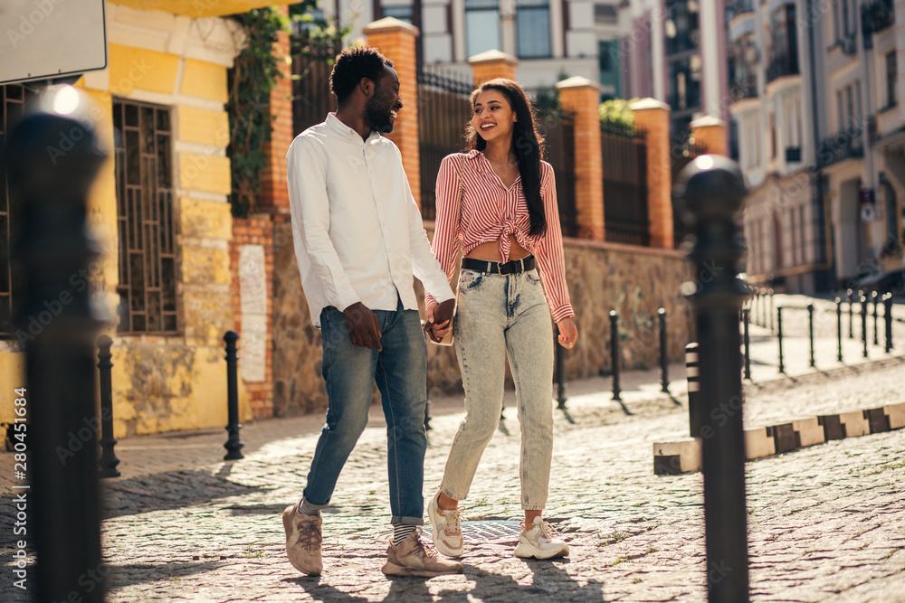 Naklejka premium Romantic couple holding hands while strolling