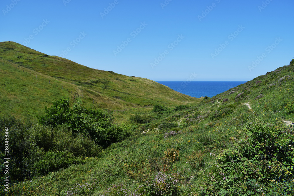 Fototapeta premium Paisaje de montañas y acantilados al lado del mar en verano.