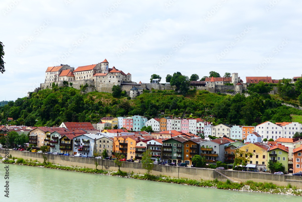 Obraz premium Blick über die Salzach nach Burghausen