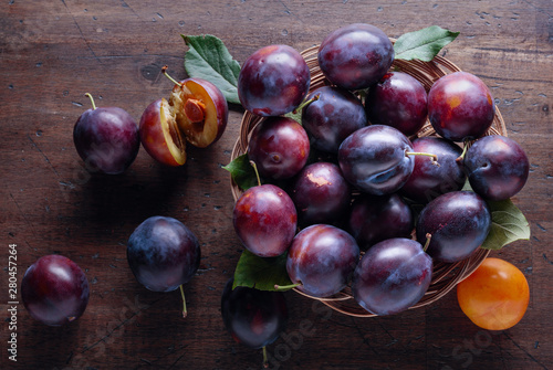 Photo Ripe juicy plums on a wooden background.
