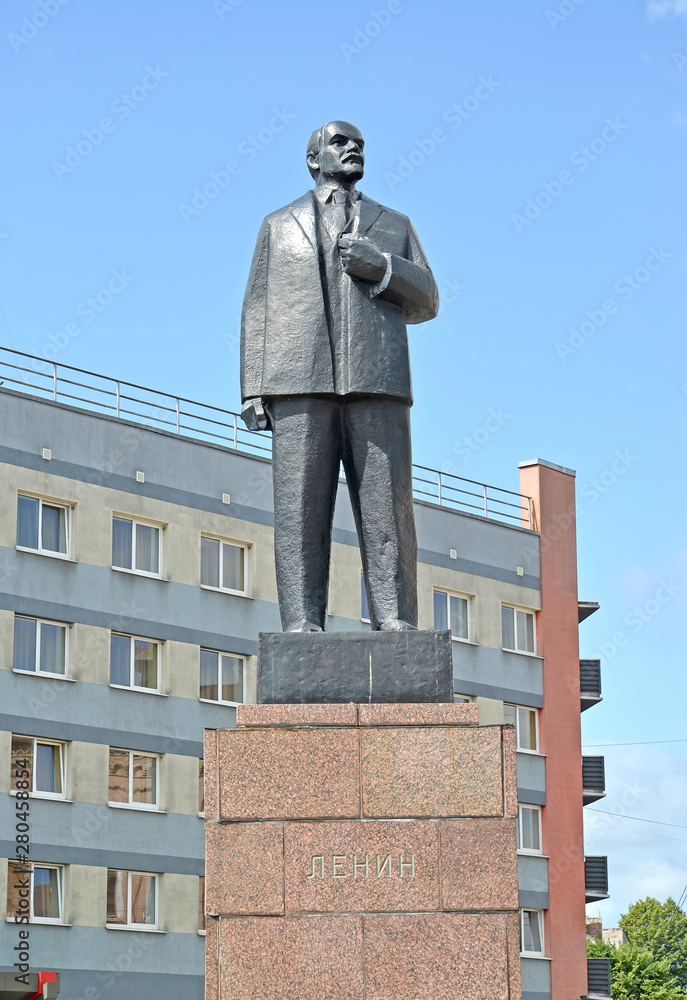 Naklejka premium SOVETSK, RUSSIA - JULY 01, 2019: V.I. Lenin's sculpture on a pedestal