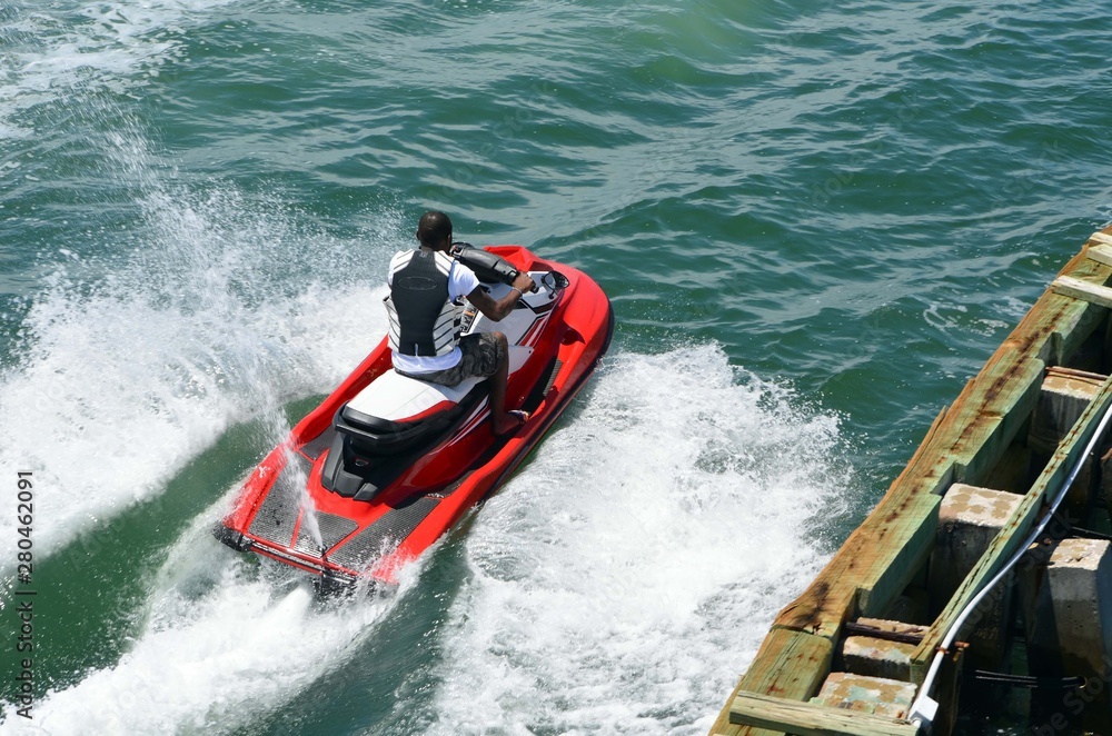 Obraz premium High speed jet skier on the Florida Intra-Coastal Waterway.