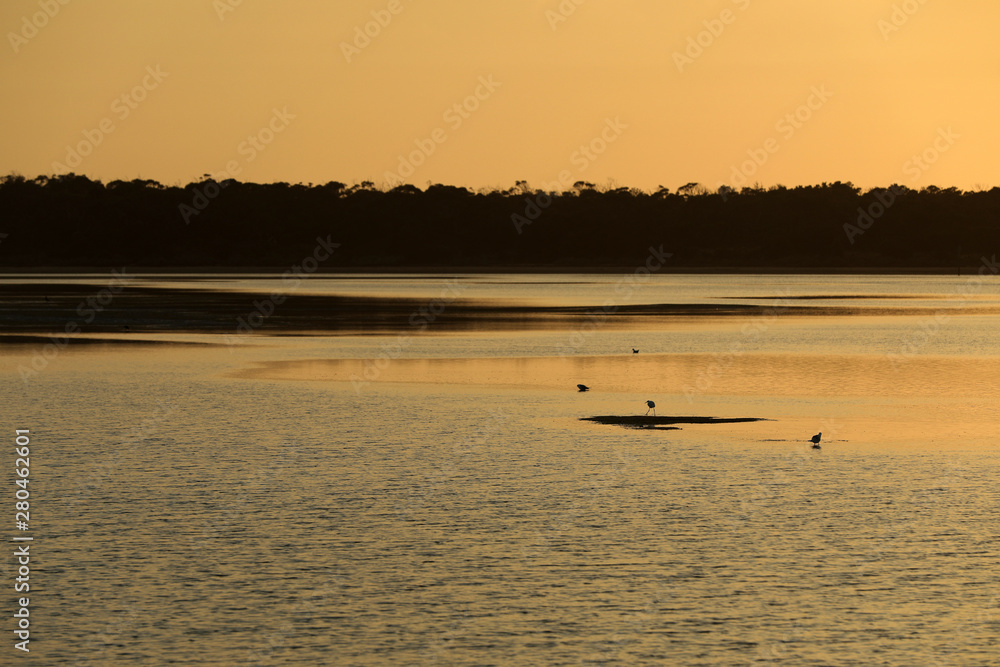 Sonnenuntergang am Meer vor der Küste Australiens