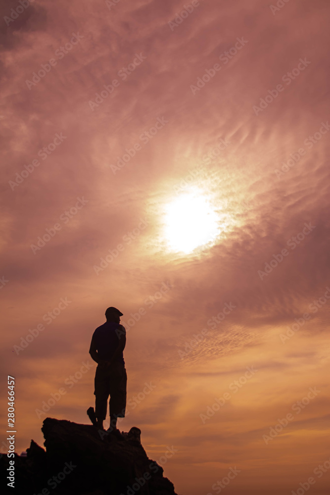 Hombre mirando el horizonte