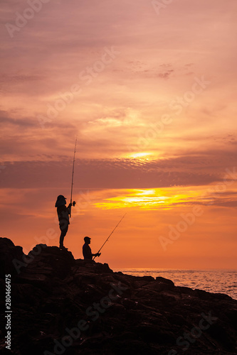 Silueta de hombres pescando