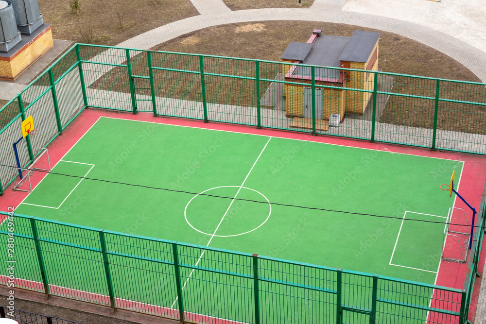 Obraz premium View of the sports ground in the courtyard of residential buildings