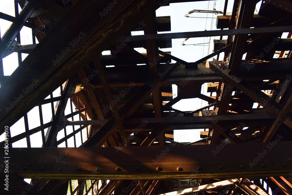 Estructura de hierro de un puente por donde pasa una vía de tren.
