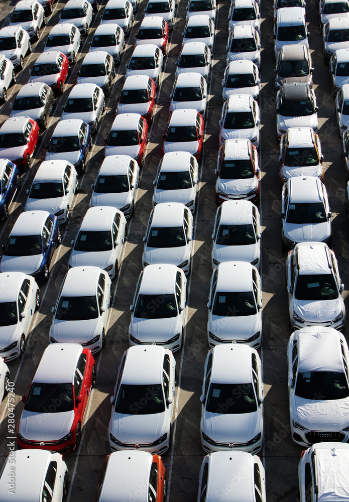 Fototapeta premium riesiger Parkplatz neuer Autos