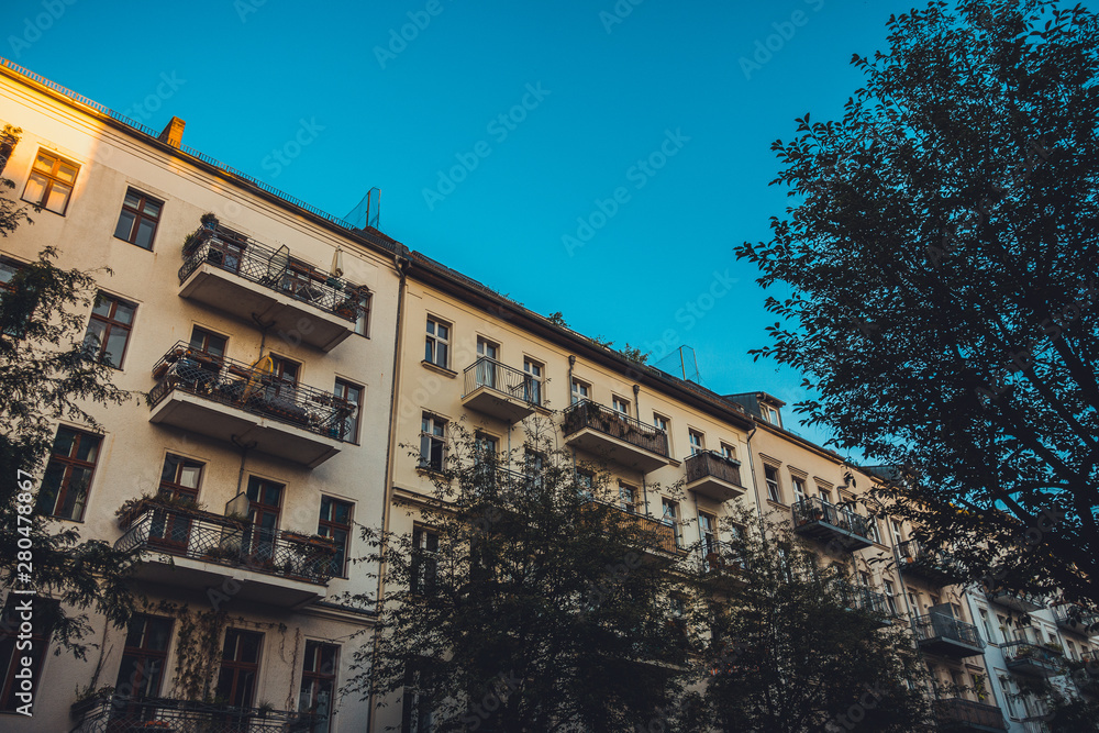 Fototapeta premium apartment house at berlin, prenzlauer berg in the summer