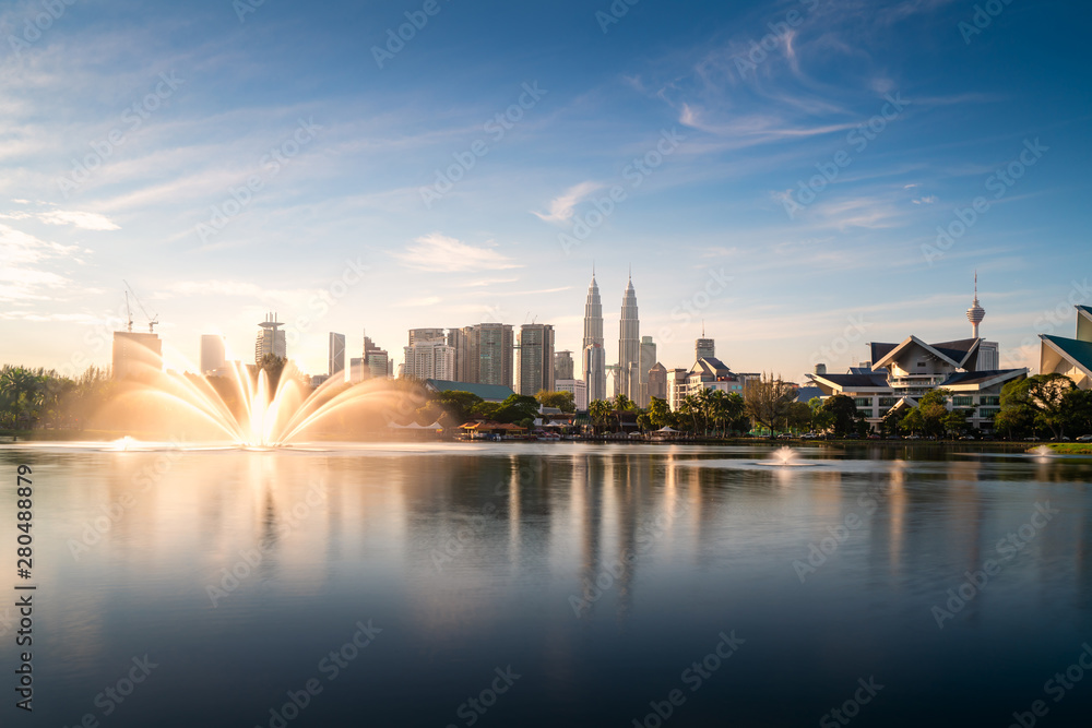 Naklejka premium Wieżowiec i fontanna miasta Kuala Lumpur z pięknym niebem w parku Titiwangsa w Kuala Lumpur. Malezja. Koncepcja podróży i wakacji.
