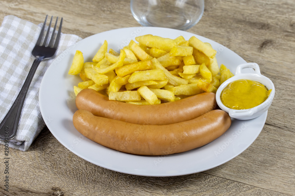 saucisse fumée et frites saucisse fumée et frites