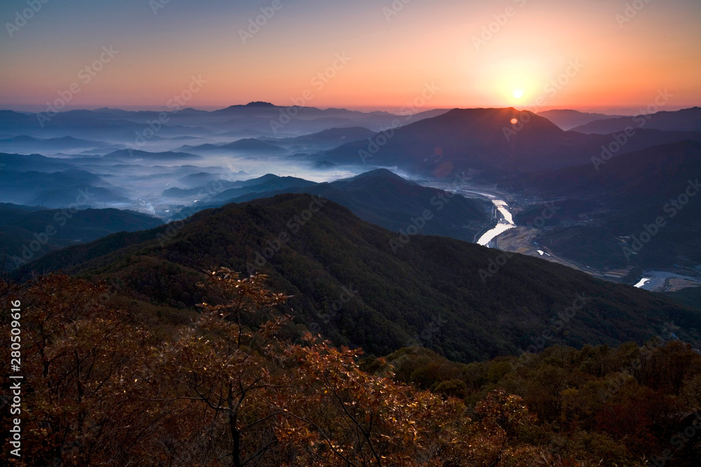 한국의 산 위에서 찍은 태양이 떠오르는 모습 the rising sun on the mountains of Korea.