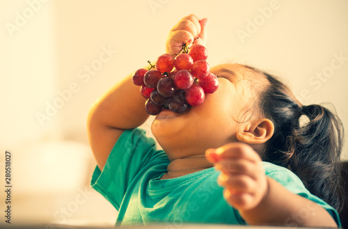 Stampa su Tela kid eating grape funny vintage style