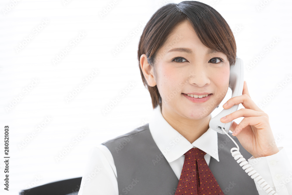 受話器を持つビジネスウーマン 受話器を持つビジネスウーマン