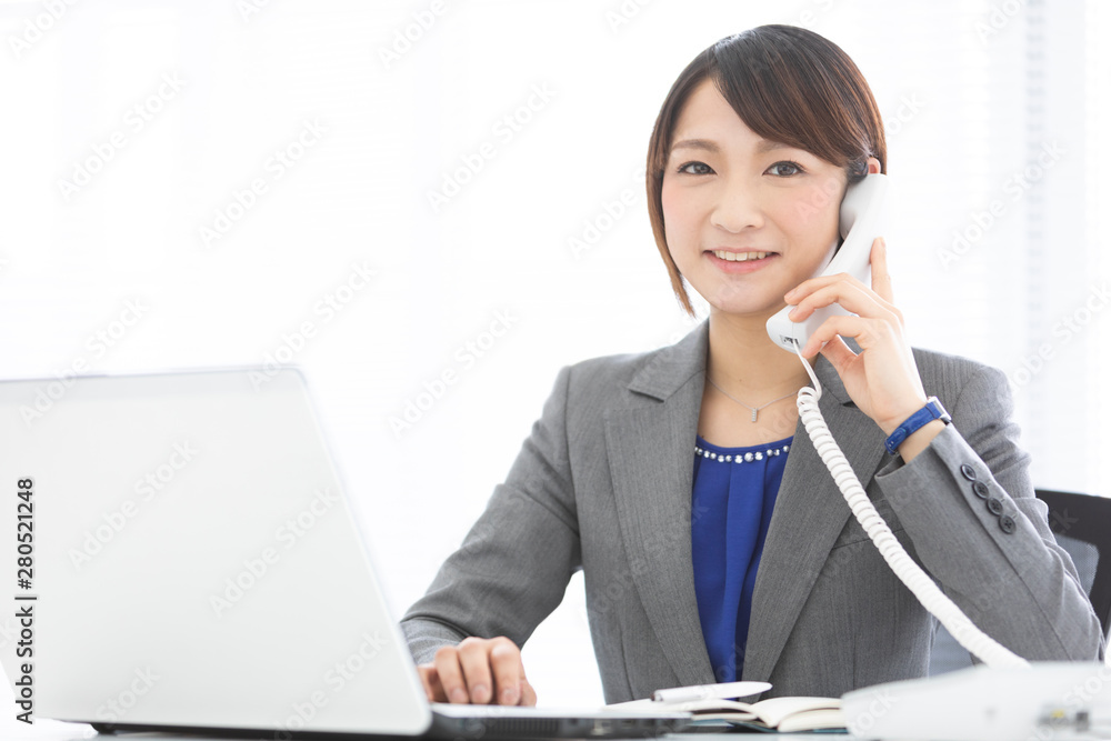 通話しているビジネスウーマン 通話しているビジネスウーマン