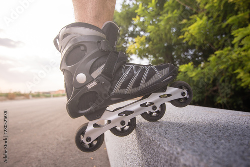Foto man with inline skates skating on the street
