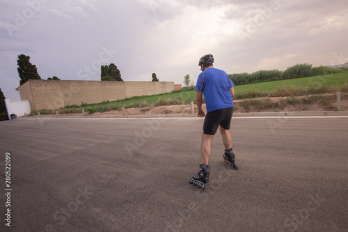 Obraz na płótnie man with inline skates skating on the street w salonie