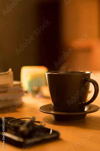テーブルの上のコーヒーと小物