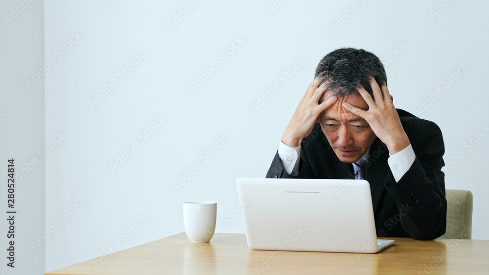 悩む中高年男性