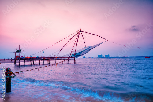 Foto beautiful night scene of Kochi chinese fishnets in twilight Kochi, Kerala