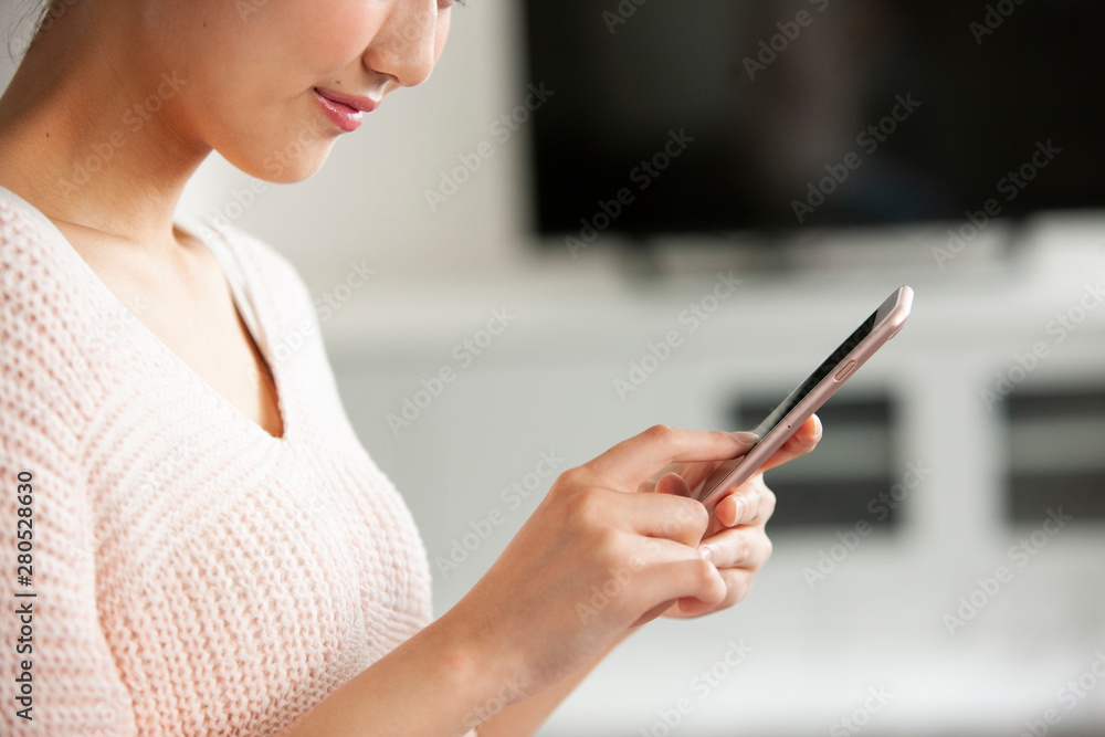 スマートフォンを操作する女性 スマートフォンを操作する女性