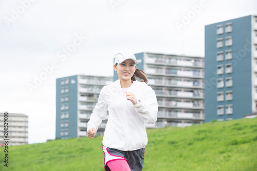 ランニングする女性