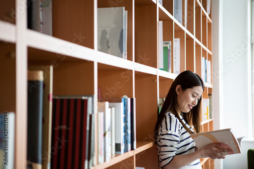 図書室で本を読む日本人女性