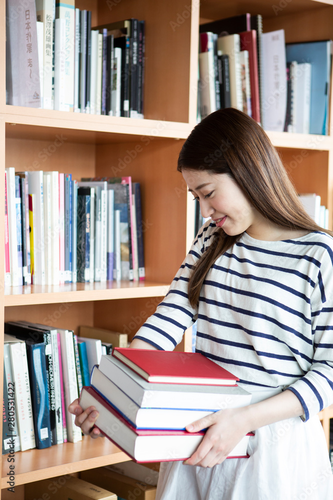 図書室で本を持つ女性 図書室で本を持つ女性