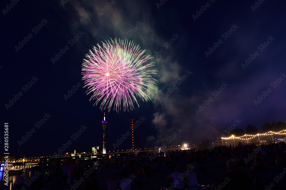 feuerwerk bei kirmes in düsseldorf, deutschland feuerwerk bei kirmes in düsseldorf, deutschland