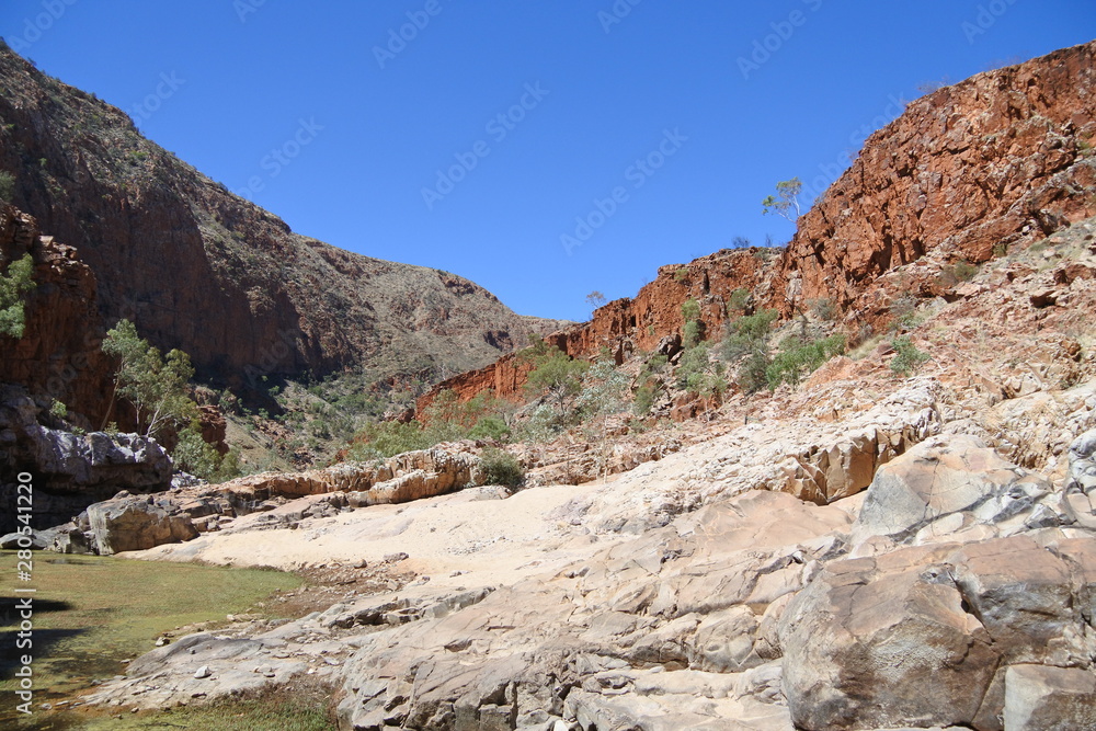 Fototapeta premium Rote Felsen in der Ormiston Gorge in Australien