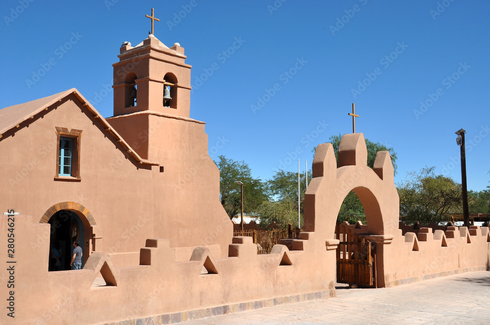 reise durch peru bolivien chile in atacama wüste, rainbow valley und dorf chiu chiu mit alter kirche und fest