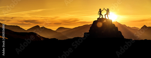 Zwei Frauen beim Abklatschen auf einem Berggipfel