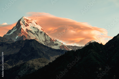 Annapurna Sur, detalle de pico al atardecer. belleza y naturaleza. Paisajes increíbles. Rojo intenso atardecer