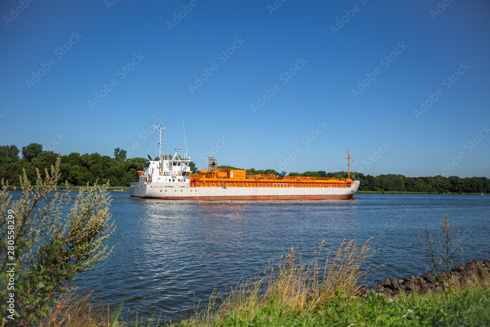 Transportschiff auf dem Nord-Ostsee-Kanal