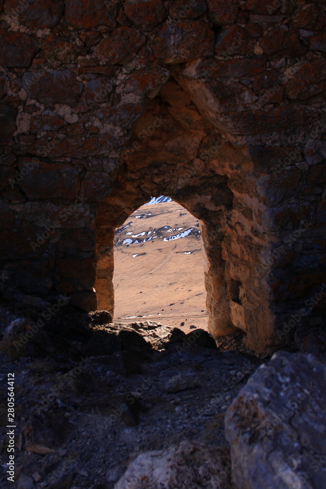 Obraz premium Caucasus. Kurtat Gorge. Battle towers.