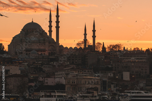 Mezquitas en Estambul al tardecer, Turquía. 