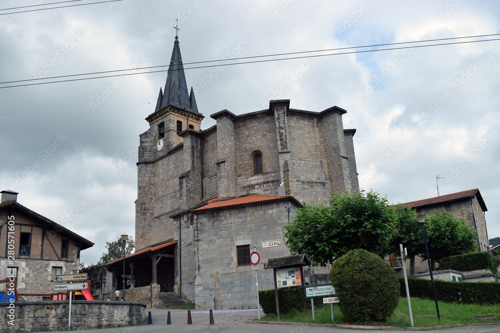 Iglesia gótica de un pueblo del País Vasco, España.