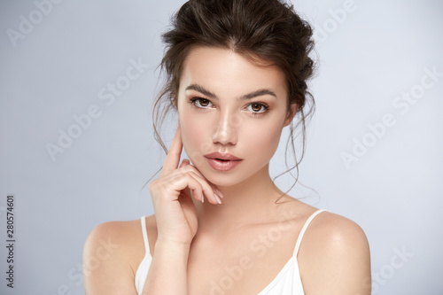 Obraz na płótnie girl with strong view and light mua looking to camera and touching her cheek w salonie