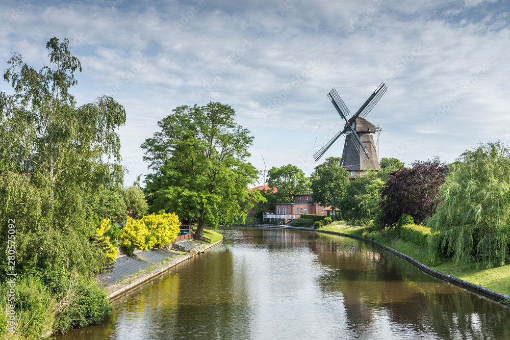 Windmühle in Hinte bei Emden an der Niedersächsischen Mühlenstraße, dreistöckiger Galerieholländer, Ostfriesland, Deutschland