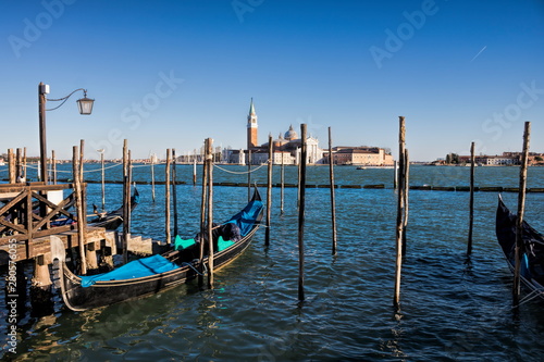 gondeln am ufer der piazzetta di san marco in venedig mit blick auf san giorgio maggiore, italien photo