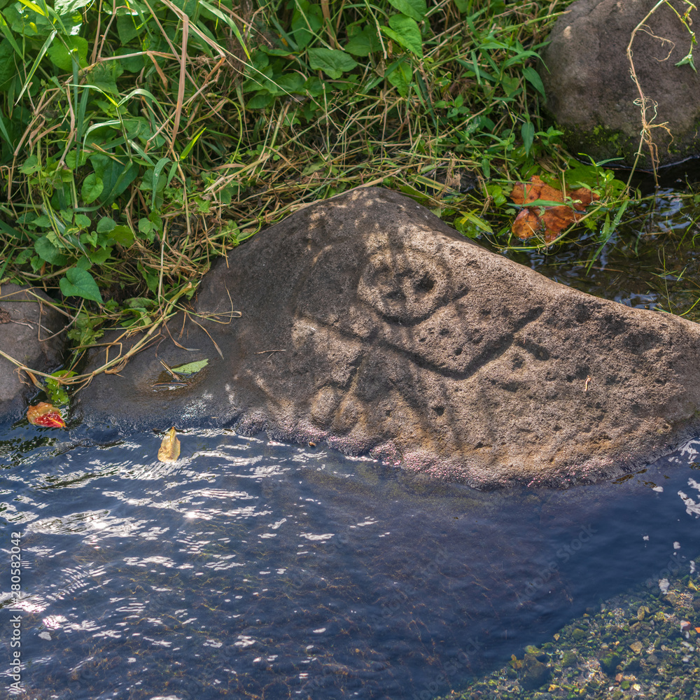 Roches gravées précolombiennes dans une fontaine à Trois rivières Guadeloupe Roches gravées précolombiennes dans une fontaine à Trois rivières Guadeloupe