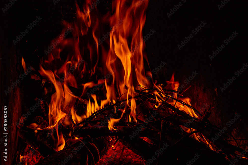 Obraz premium Fire and burning wood long exposure winter